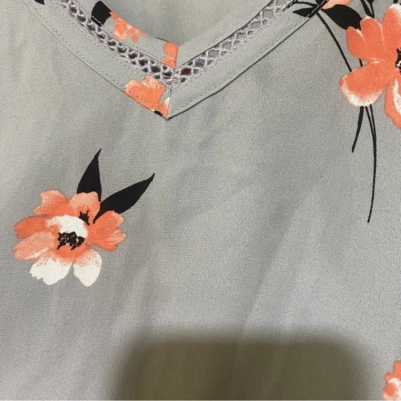 Womens Torrid Grey Casual Eyelet Short Sleeve Floral V-Neck Blouse Shirt size 1X - Picture 3 of 16